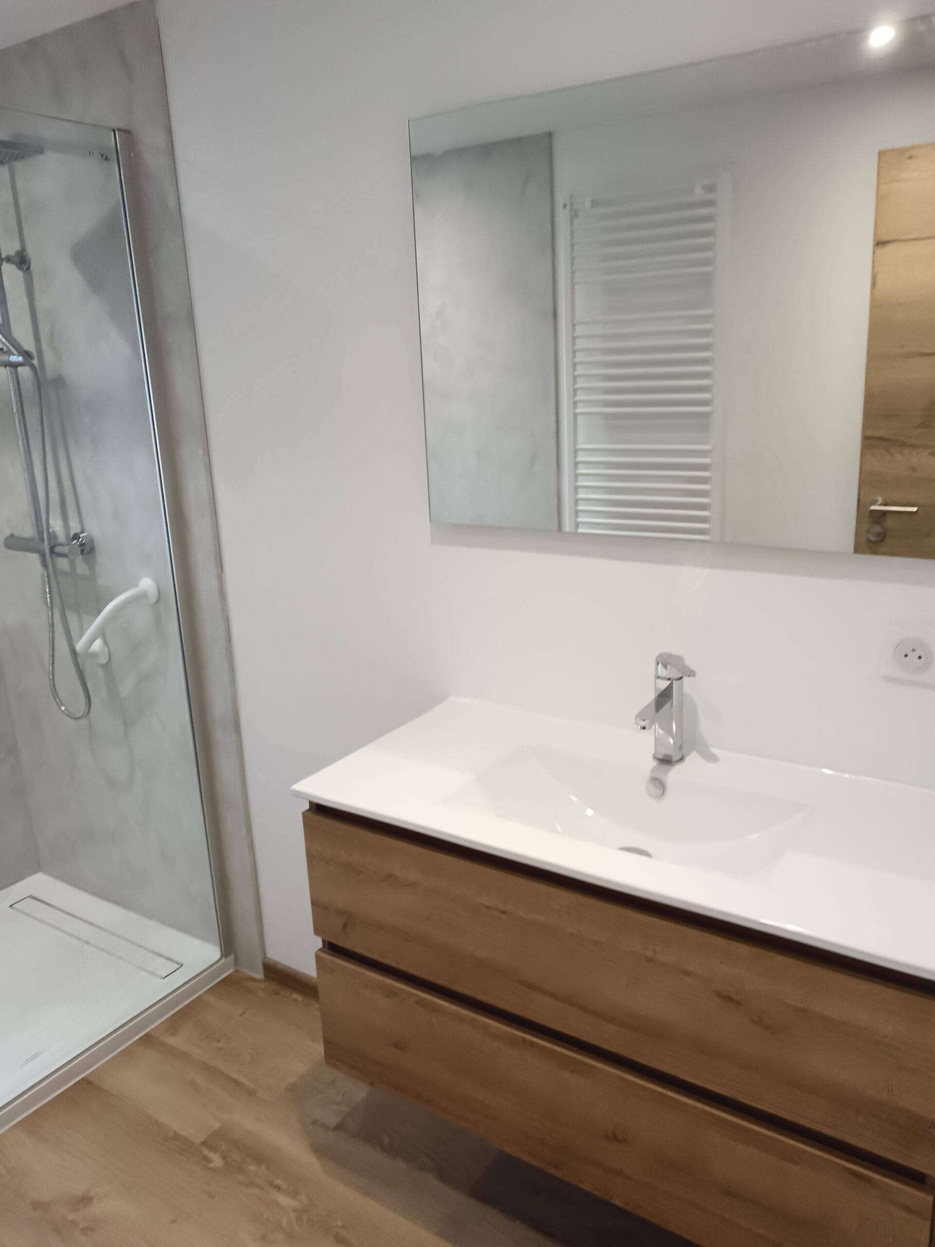 remplacement-baignoire-par-douche-securisee-grand-est renovation-douche-moderne-sans-travaux-metz-nancy douche-securisee-pmr-installation-salle-de-bain-alsace transformation-salle-de-bain-panneaux-habillage-avant-apres rendu-finition-bois-naturel-douche-personnalisee