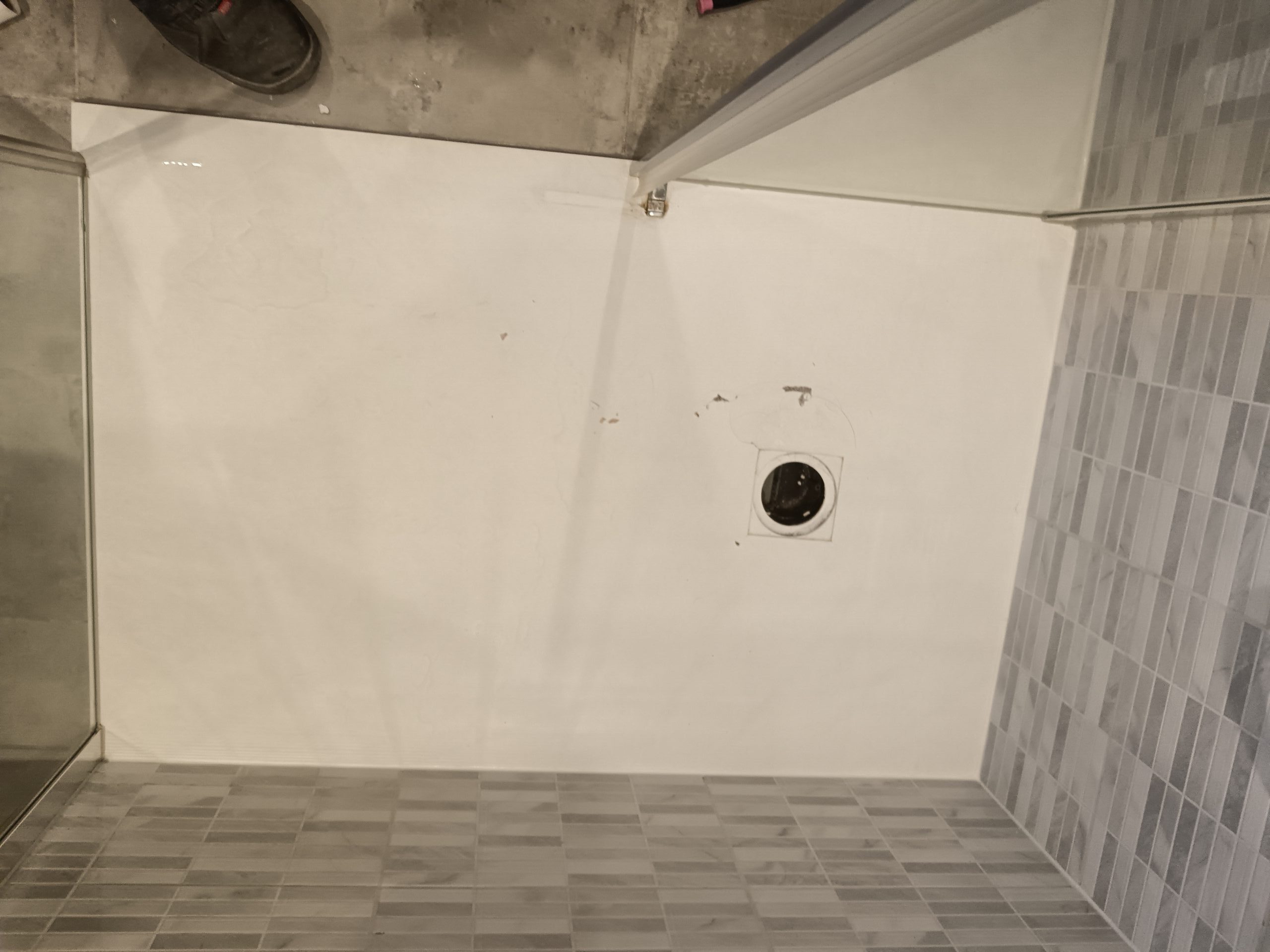 reemaillage-baignoire-blanche-ancienne-salle-de-bain-moselle reparation-email-baignoire-sans-demolition-sarreguemines reemaillage-baignoire-camping-mobilhome-grand-est renovation-lavabo-emaille-fissure-location-sans-travaux avant-apres-reemaillage-douche-locale-metz-nancy