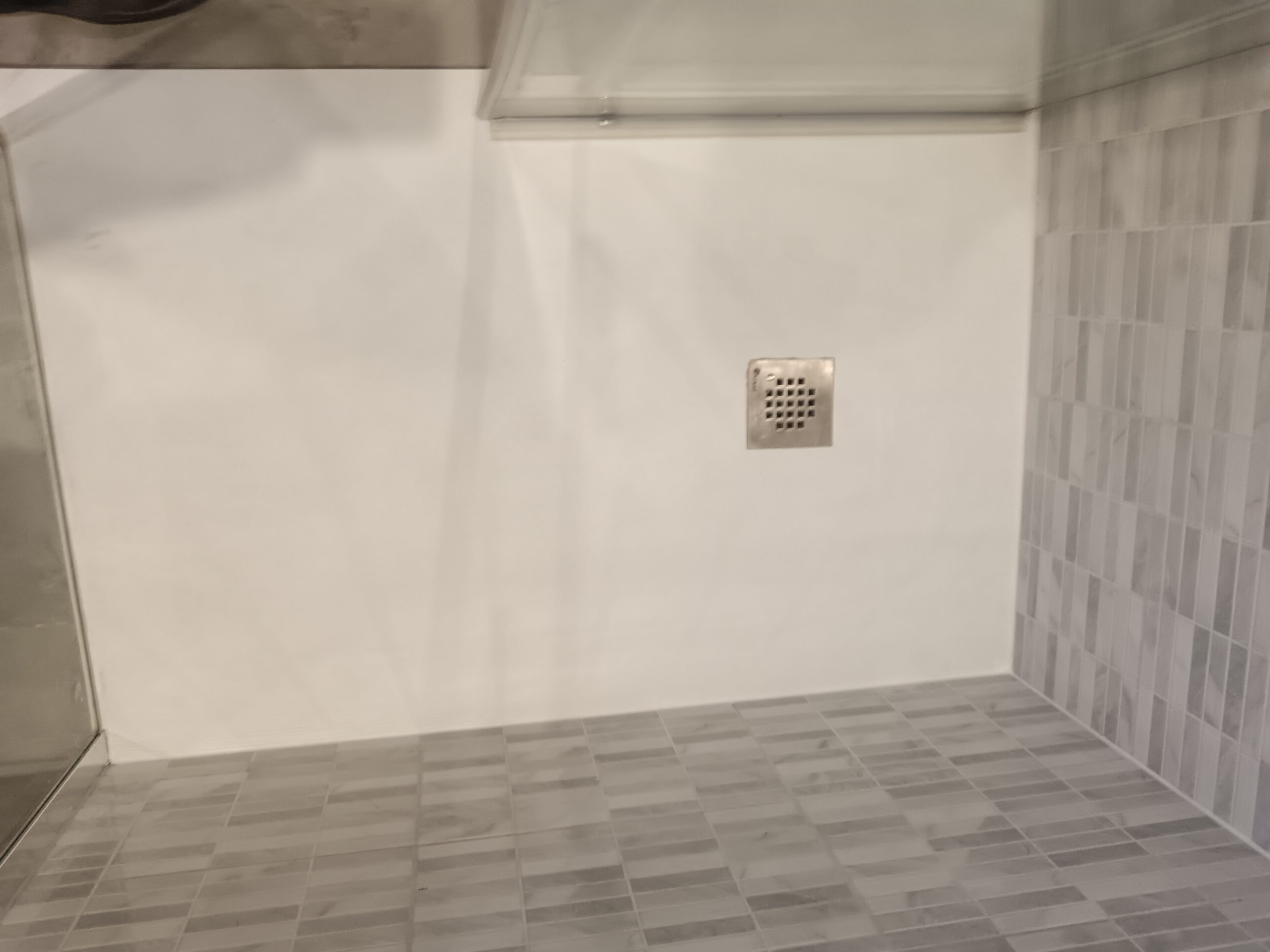 reemaillage-baignoire-blanche-ancienne-salle-de-bain-moselle reparation-email-baignoire-sans-demolition-sarreguemines reemaillage-baignoire-camping-mobilhome-grand-est renovation-lavabo-emaille-fissure-location-sans-travaux avant-apres-reemaillage-douche-locale-metz-nancy