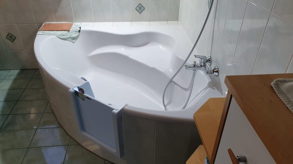 salle-de-bain-rénovée - porte-de-baignoire-magic-bad - installation-sécurisée - seniors - moselle - grand-est