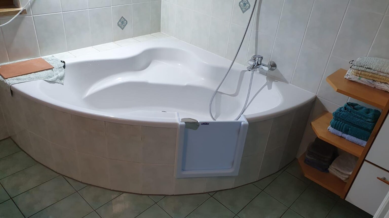 salle-de-bain-rénovée - porte-de-baignoire-magic-bad - installation-sécurisée - seniors - moselle - grand-est
