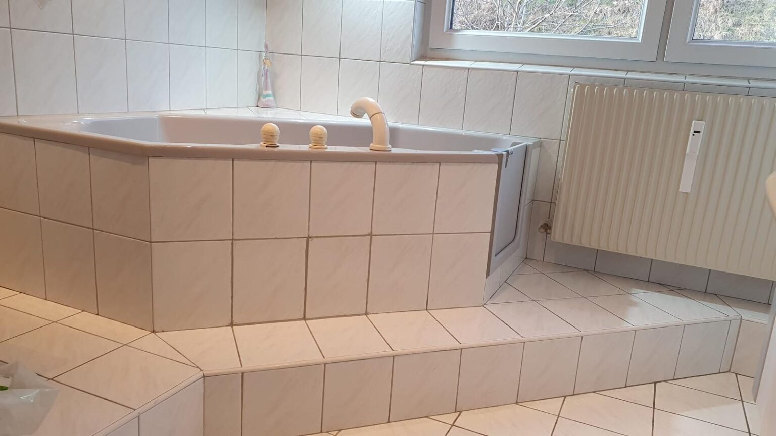 salle-de-bain-rénovée - porte-de-baignoire-magic-bad - installation-sécurisée - seniors - moselle - grand-est
