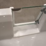 salle-de-bain-rénovée - porte-de-baignoire-magic-bad - installation-sécurisée - seniors - moselle - grand-est