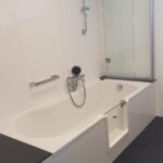 salle-de-bain-rénovée - porte-de-baignoire-magic-bad - installation-sécurisée - seniors - moselle - grand-est
