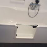 salle-de-bain-rénovée - porte-de-baignoire-magic-bad - installation-sécurisée - seniors - moselle - grand-est
