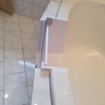salle-de-bain-rénovée - porte-de-baignoire-magic-bad - installation-sécurisée - seniors - moselle - grand-est