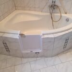 salle-de-bain-rénovée - porte-de-baignoire-magic-bad - installation-sécurisée - seniors - moselle - grand-est