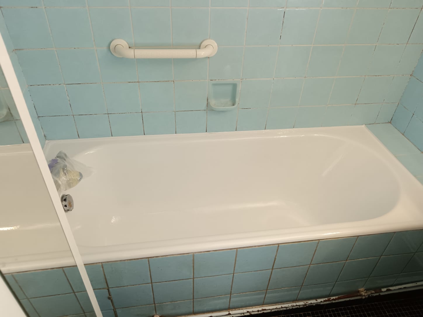 reemaillage-baignoire-blanche-ancienne-salle-de-bain-moselle reparation-baignoire-sans-demolition-sarreguemines reemaillage-baignoire-camping-mobilhome-grand-est renovation-lavabo-emaille-fissure-location-sans-travaux avant-apres-reemaillage-douche-locale-metz-nancy