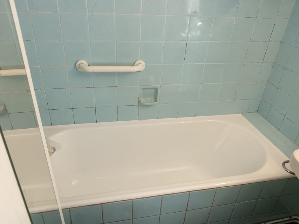 reemaillage-baignoire-blanche-ancienne-salle-de-bain-moselle reparation-email-baignoire-sans-demolition-sarreguemines reemaillage-baignoire-camping-mobilhome-grand-est renovation-lavabo-emaille-fissure-location-sans-travaux avant-apres-reemaillage-douche-locale-metz-nancy