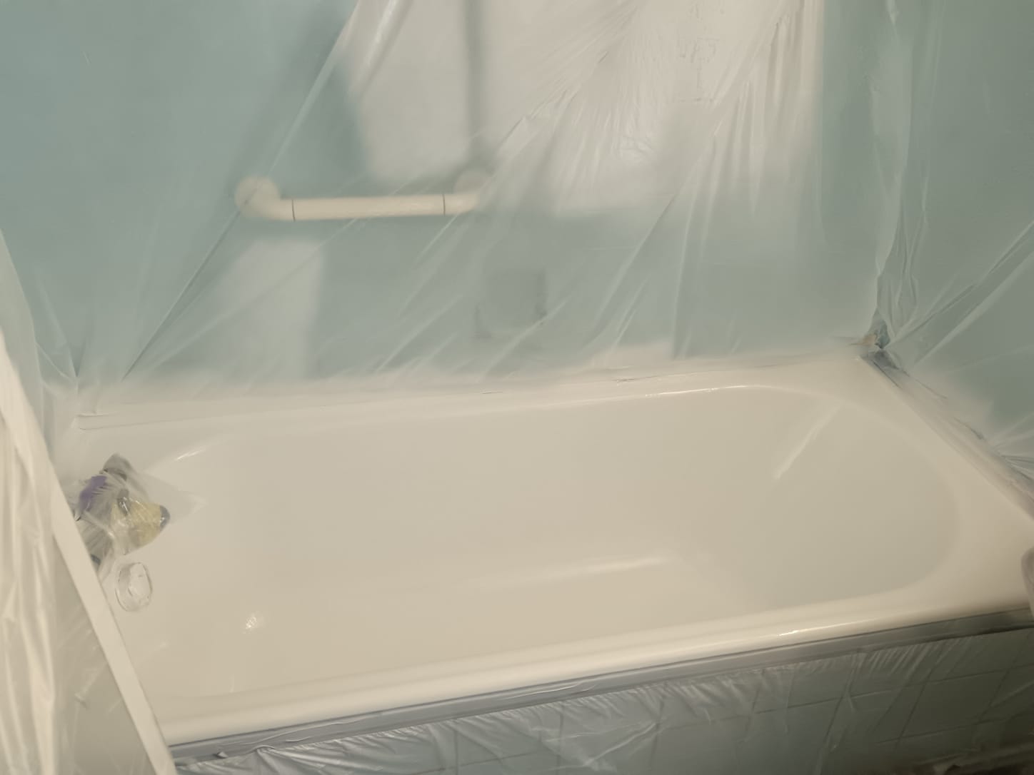 reemaillage-baignoire-blanche-ancienne-salle-de-bain-moselle reparation-email-baignoire-sans-demolition-sarreguemines reemaillage-baignoire-camping-mobilhome-grand-est renovation-lavabo-emaille-fissure-location-sans-travaux avant-apres-reemaillage-douche-locale-metz-nancy