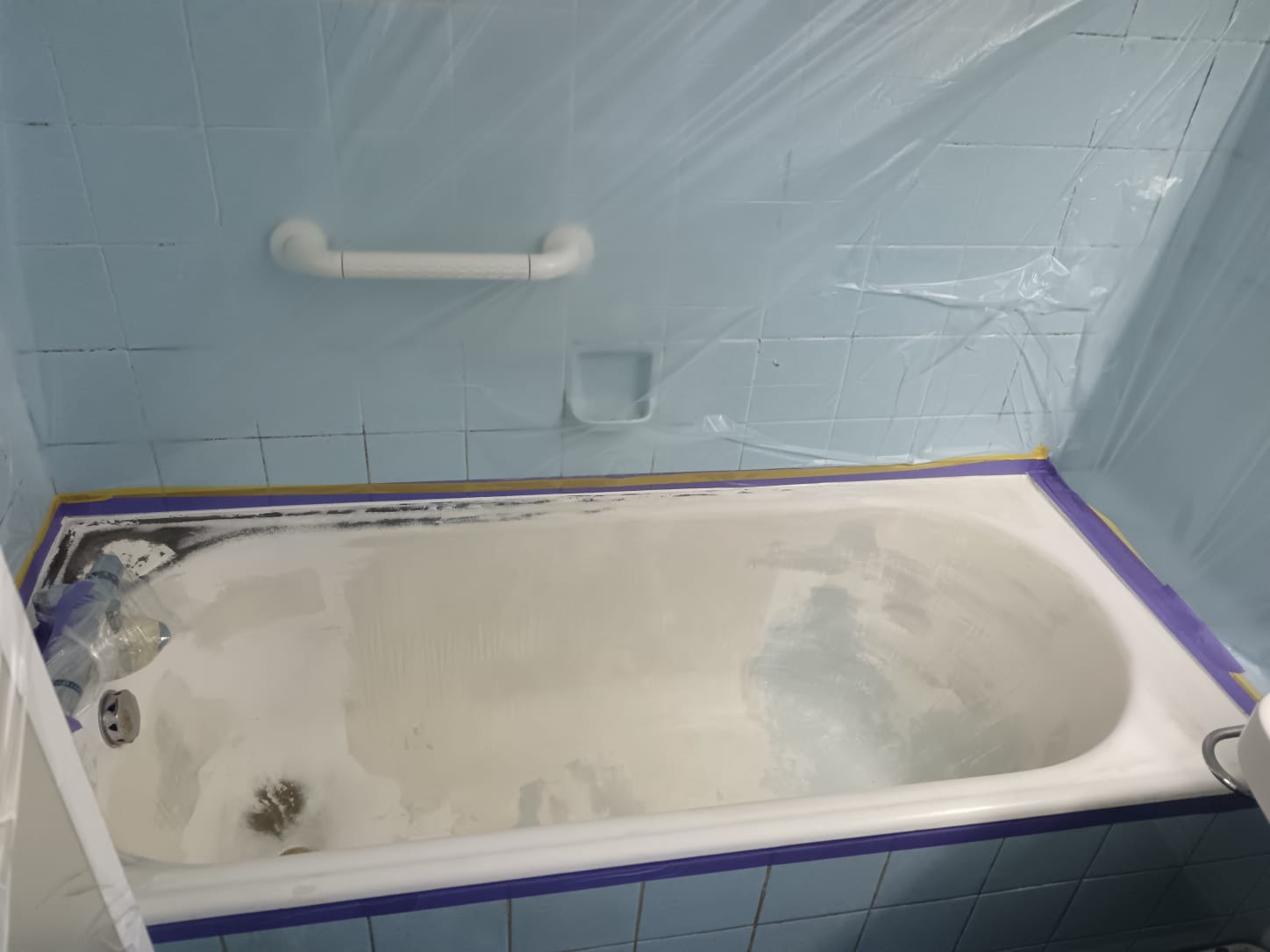 reemaillage-baignoire-blanche-ancienne-salle-de-bain-moselle reparation-email-baignoire-sans-demolition-sarreguemines reemaillage-baignoire-camping-mobilhome-grand-est renovation-lavabo-emaille-fissure-location-sans-travaux avant-apres-reemaillage-douche-locale-metz-nancy