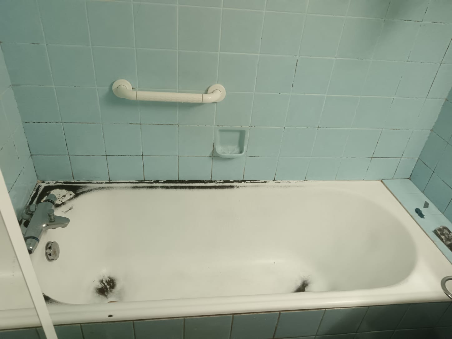 reemaillage-baignoire-blanche-ancienne-salle-de-bain-moselle reparation-email-baignoire-sans-demolition-sarreguemines reemaillage-baignoire-camping-mobilhome-grand-est renovation-lavabo-emaille-fissure-location-sans-travaux avant-apres-reemaillage-douche-locale-metz-nancy