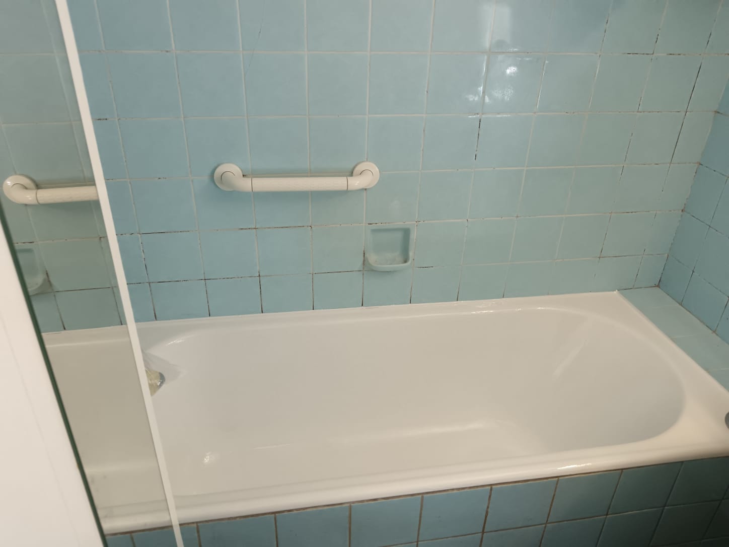 reemaillage-baignoire-blanche-ancienne-salle-de-bain-moselle reparation-email-baignoire-sans-demolition-sarreguemines reemaillage-baignoire-camping-mobilhome-grand-est renovation-lavabo-emaille-fissure-location-sans-travaux avant-apres-reemaillage-douche-locale-metz-nancy