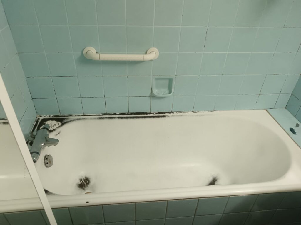 reemaillage-baignoire-blanche-ancienne-salle-de-bain-moselle reparation-email-baignoire-sans-demolition-sarreguemines reemaillage-baignoire-camping-mobilhome-grand-est renovation-lavabo-emaille-fissure-location-sans-travaux avant-apres-reemaillage-douche-locale-metz-nancy