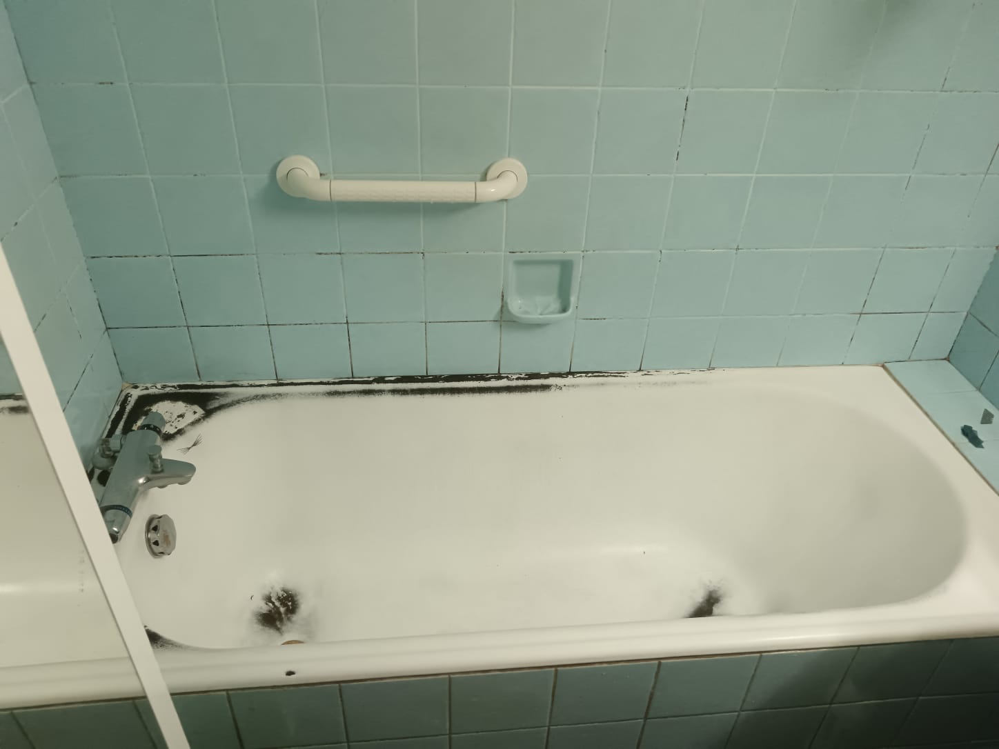 reemaillage-baignoire-blanche-ancienne-salle-de-bain-moselle reparation-email-baignoire-sans-demolition-sarreguemines reemaillage-baignoire-camping-mobilhome-grand-est renovation-lavabo-emaille-fissure-location-sans-travaux avant-apres-reemaillage-douche-locale-metz-nancy