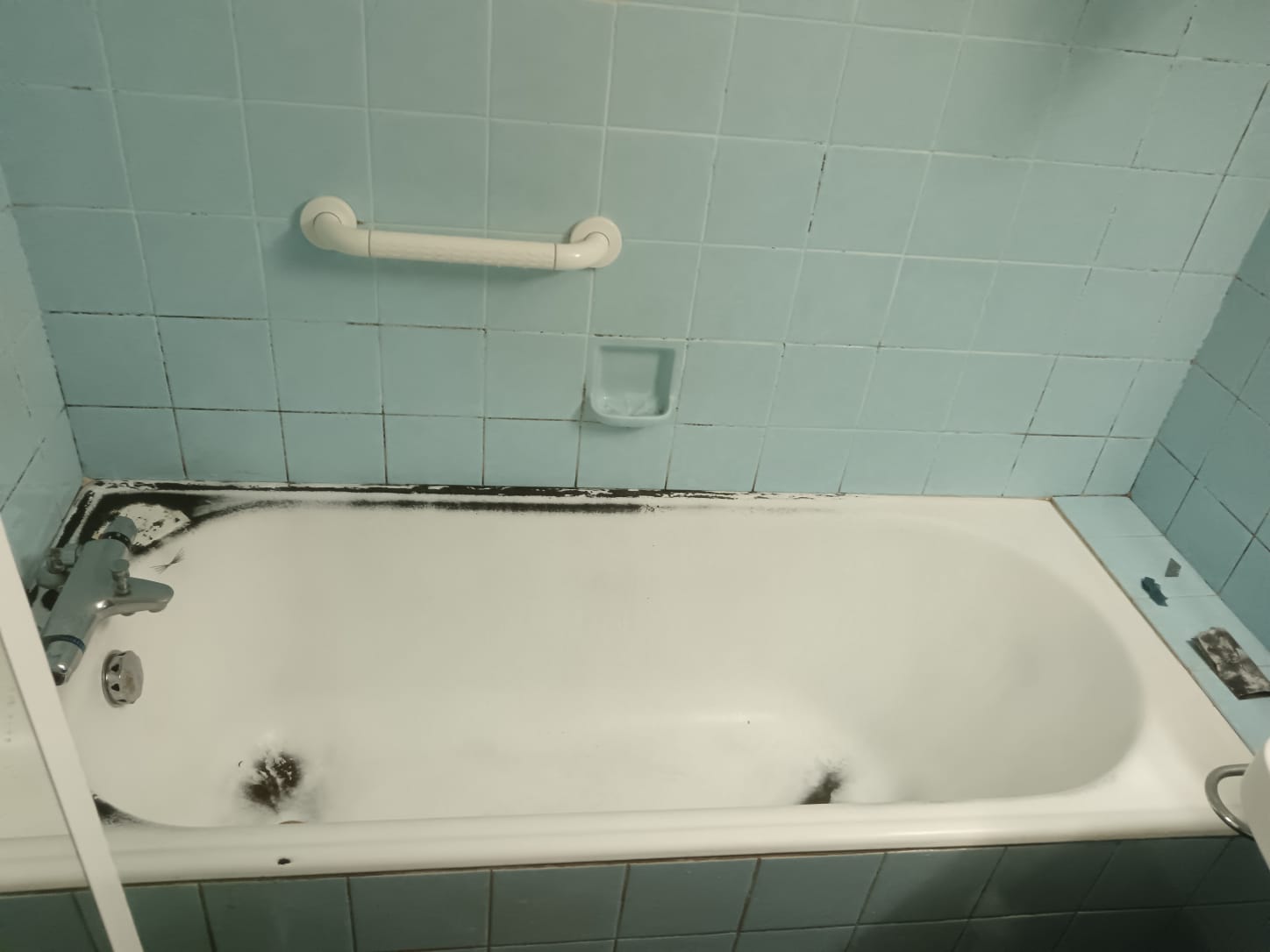 reemaillage-baignoire-blanche-ancienne-salle-de-bain-moselle reparation-email-baignoire-sans-demolition-sarreguemines reemaillage-baignoire-camping-mobilhome-grand-est renovation-lavabo-emaille-fissure-location-sans-travaux avant-apres-reemaillage-douche-locale-metz-nancy