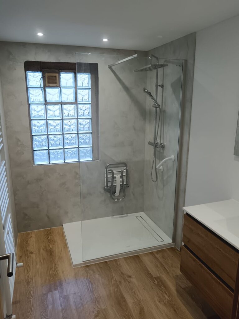 remplacement-baignoire-par-douche-securisee-grand-est renovation-douche-moderne-sans-travaux-metz-nancy douche-securisee-pmr-installation-salle-de-bain-alsace transformation-salle-de-bain-panneaux-habillage-avant-apres rendu-finition-bois-naturel-douche-personnalisee