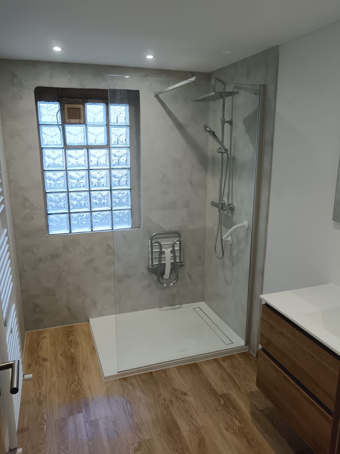 remplacement-baignoire-par-douche-securisee-grand-est renovation-douche-moderne-sans-travaux-metz-nancy douche-securisee-pmr-installation-salle-de-bain-alsace transformation-salle-de-bain-panneaux-habillage-avant-apres rendu-finition-bois-naturel-douche-personnalisee