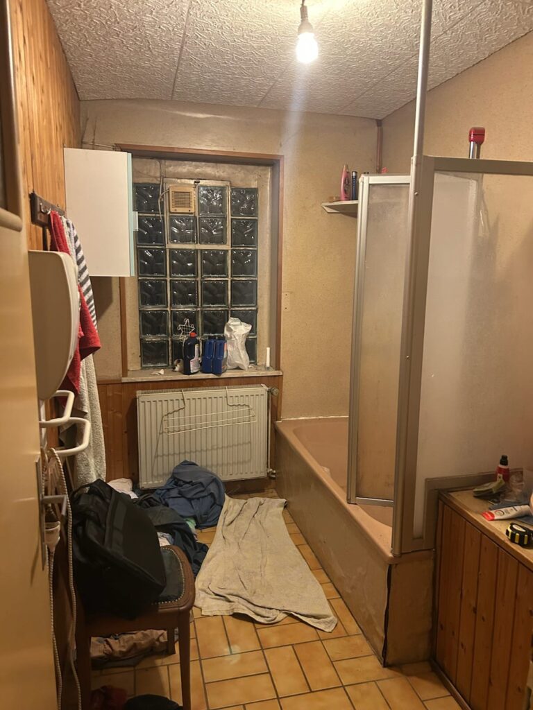 remplacement-baignoire-par-douche-securisee-grand-est renovation-douche-moderne-sans-travaux-metz-nancy douche-securisee-pmr-installation-salle-de-bain-alsace transformation-salle-de-bain-panneaux-habillage-avant-apres rendu-finition-bois-naturel-douche-personnalisee