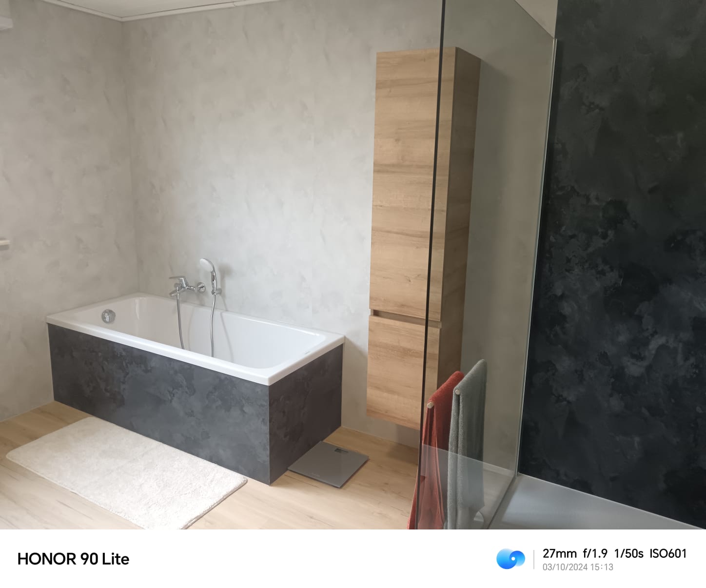 remplacement-baignoire-par-douche-securisee-grand-est renovation-douche-moderne-sans-travaux-metz-nancy douche-securisee-pmr-installation-salle-de-bain-alsace transformation-salle-de-bain-panneaux-habillage-avant-apres rendu-finition-bois-naturel-douche-personnalisee