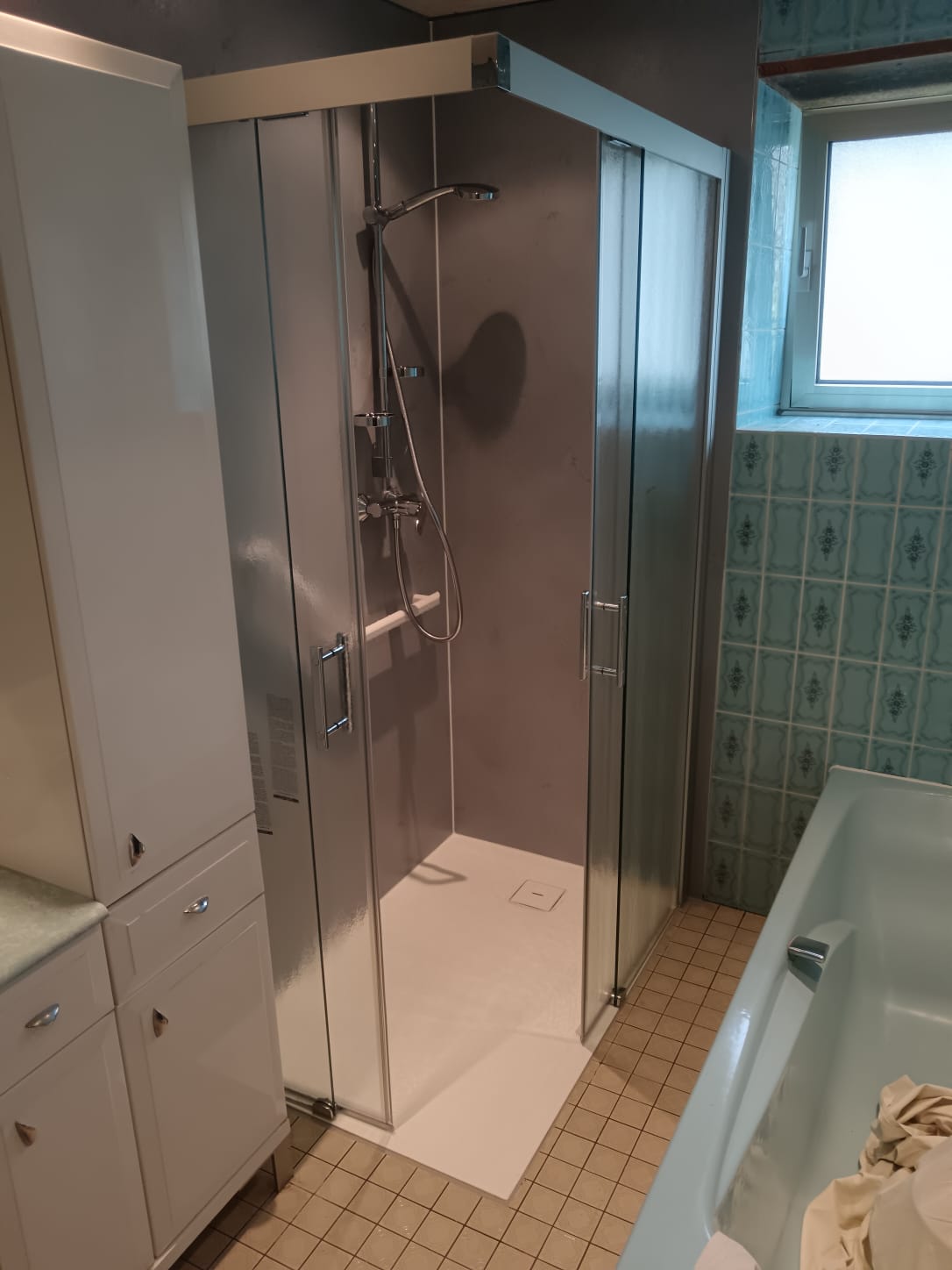 remplacement-baignoire-par-douche-securisee-grand-est renovation-douche-moderne-sans-travaux-metz-nancy douche-securisee-pmr-installation-salle-de-bain-alsace transformation-salle-de-bain-panneaux-habillage-avant-apres rendu-finition-bois-naturel-douche-personnalisee