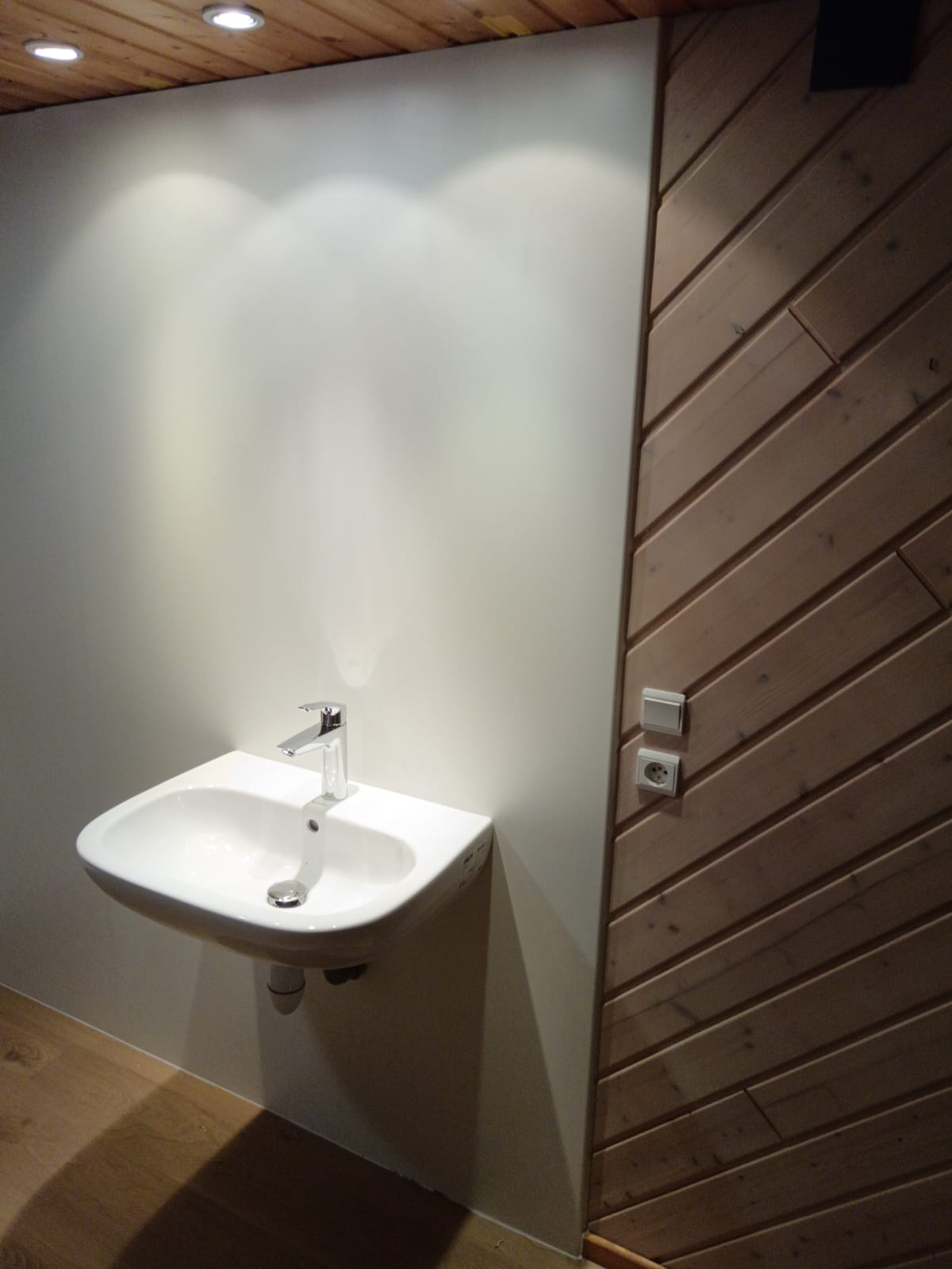 remplacement-baignoire-par-douche-securisee-grand-est renovation-douche-moderne-sans-travaux-metz-nancy douche-securisee-pmr-installation-salle-de-bain-alsace transformation-salle-de-bain-panneaux-habillage-avant-apres rendu-finition-bois-naturel-douche-personnalisee