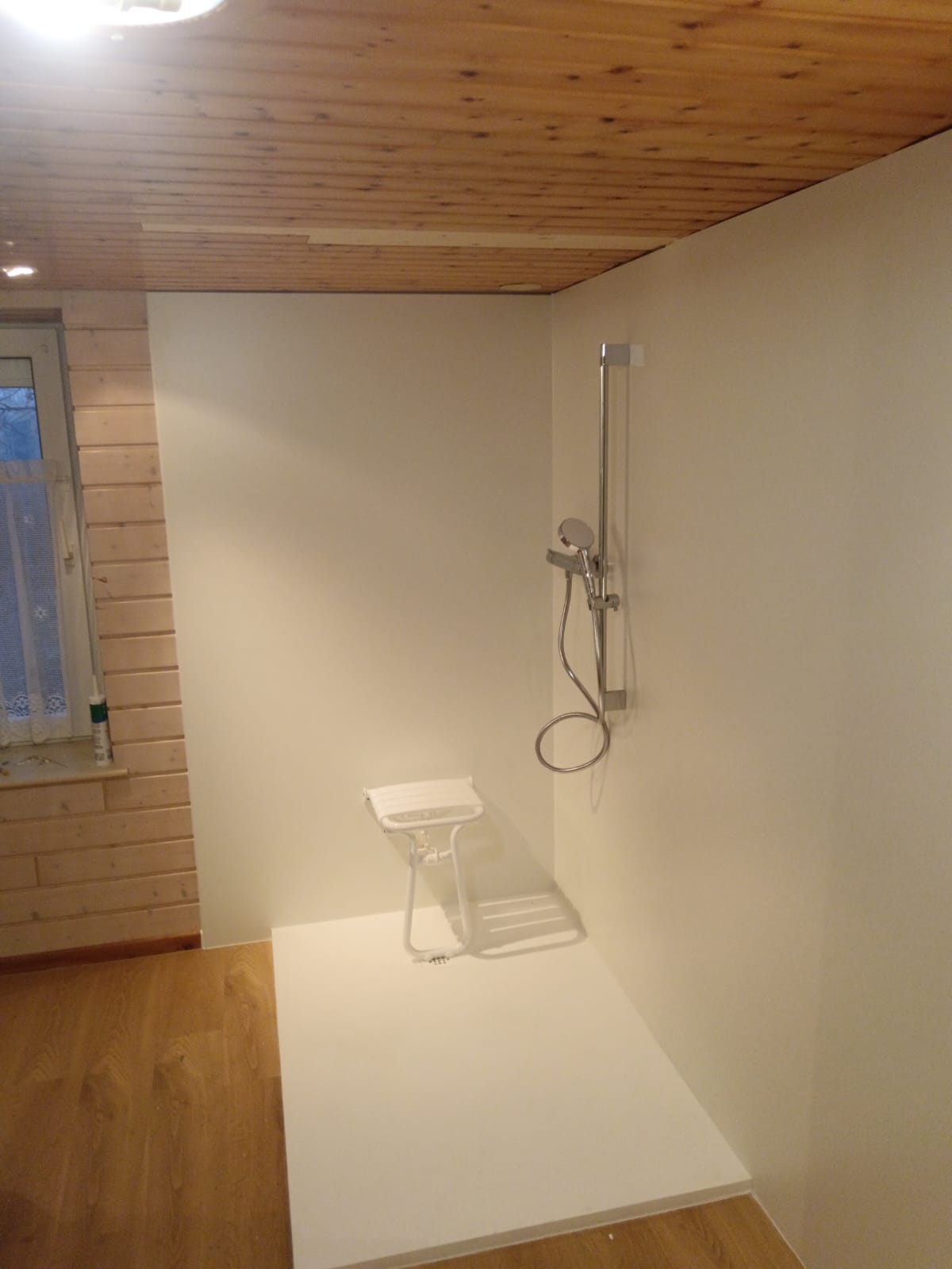 remplacement-baignoire-par-douche-securisee-grand-est renovation-douche-moderne-sans-travaux-metz-nancy douche-securisee-pmr-installation-salle-de-bain-alsace transformation-salle-de-bain-panneaux-habillage-avant-apres rendu-finition-bois-naturel-douche-personnalisee