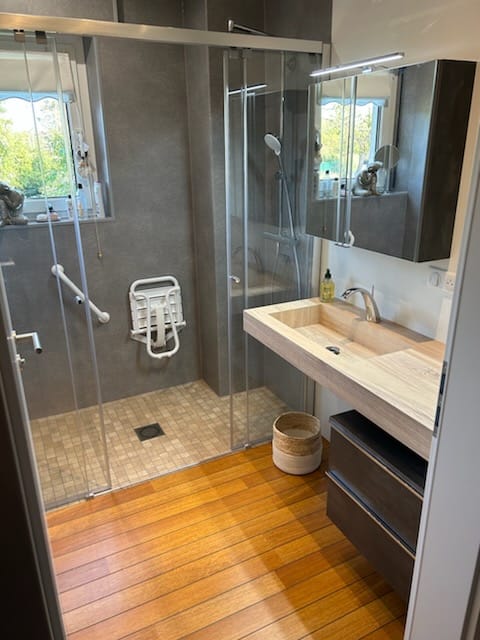 remplacement-baignoire-par-douche-securisee-grand-est renovation-douche-moderne-sans-travaux-metz-nancy douche-securisee-pmr-installation-salle-de-bain-alsace transformation-salle-de-bain-panneaux-habillage-avant-apres rendu-finition-bois-naturel-douche-personnalisee