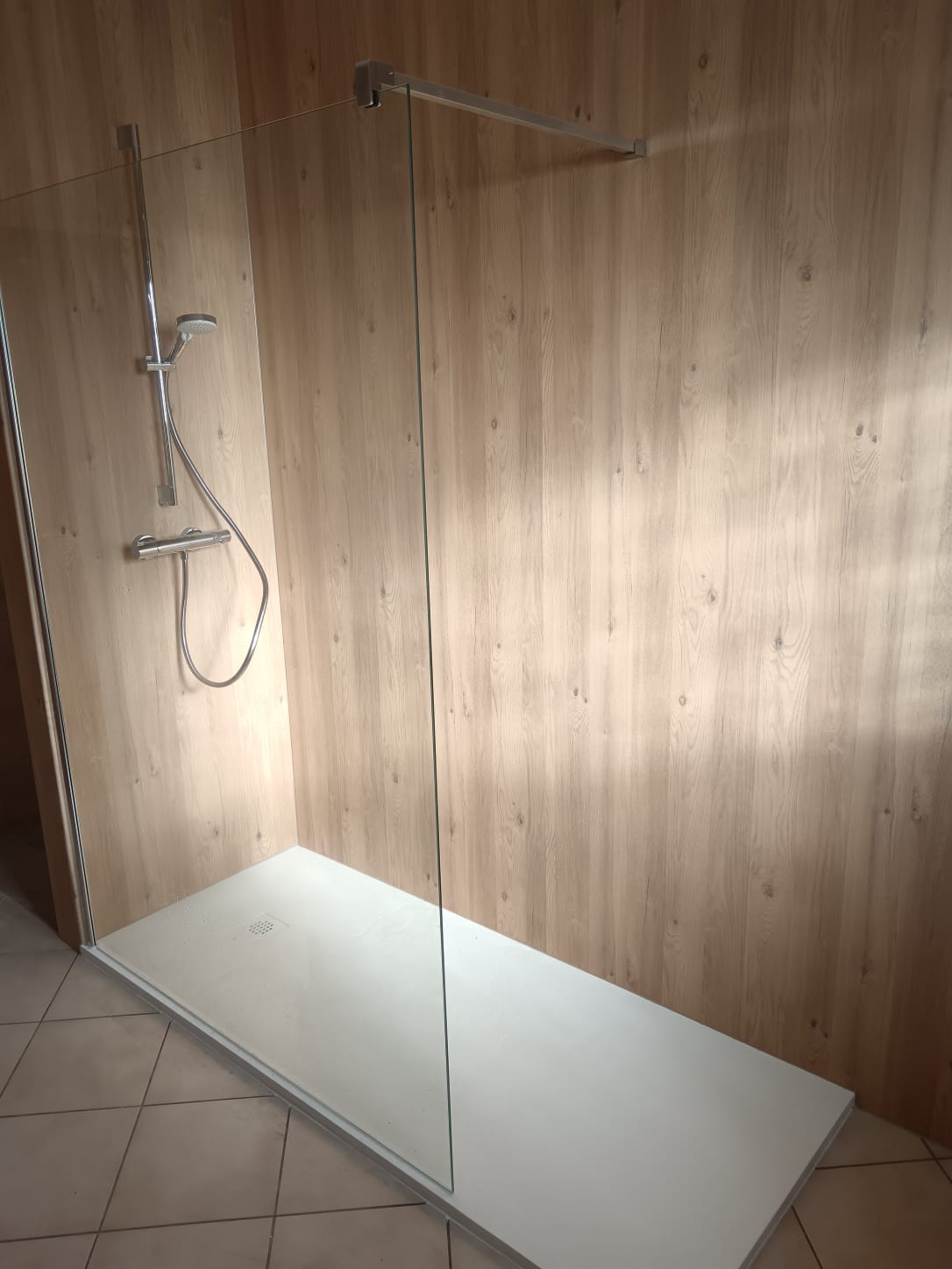 remplacement-baignoire-par-douche-securisee-grand-est renovation-douche-moderne-sans-travaux-metz-nancy douche-securisee-pmr-installation-salle-de-bain-alsace transformation-salle-de-bain-panneaux-habillage-avant-apres rendu-finition-bois-naturel-douche-personnalisee