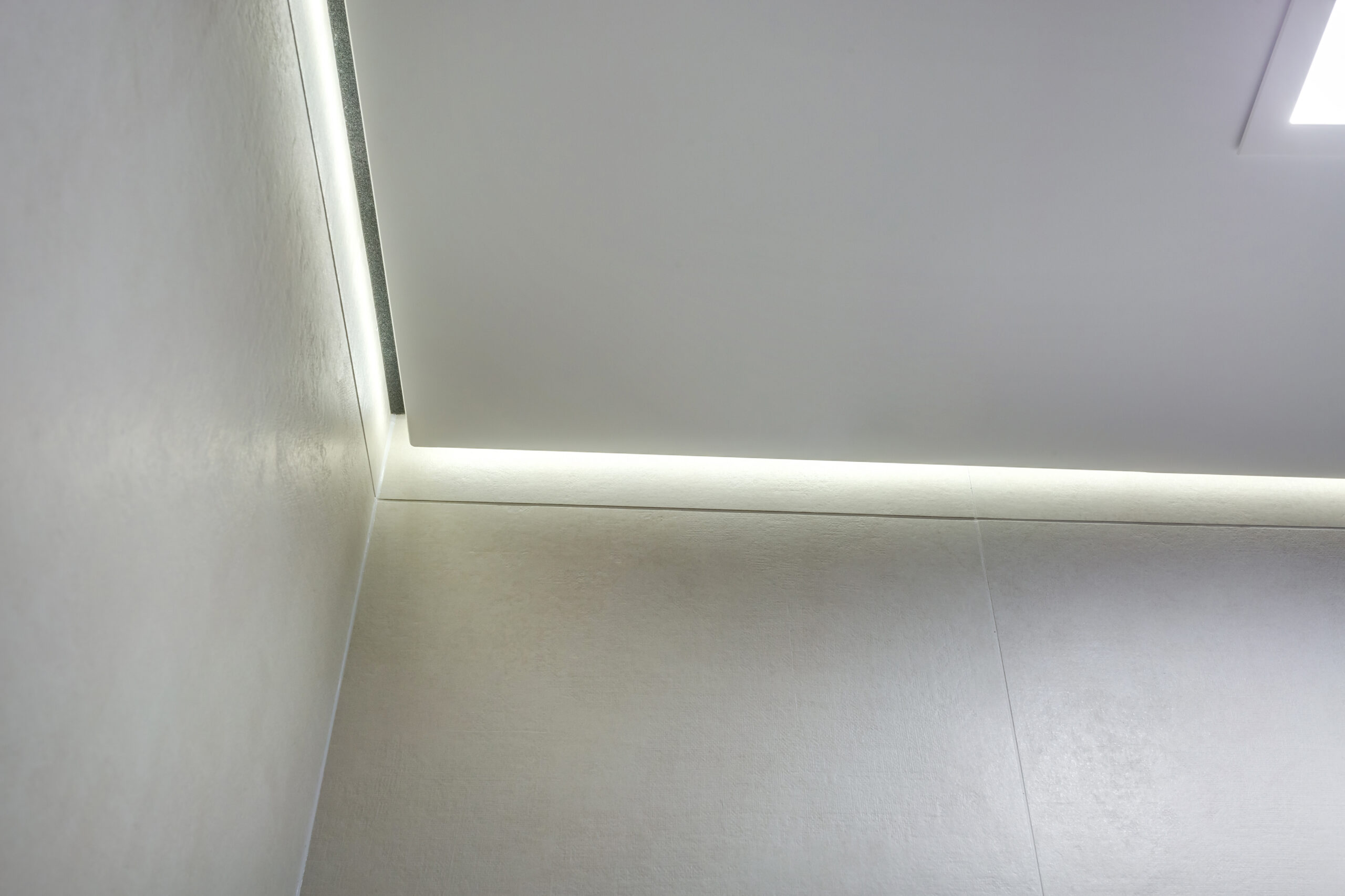 installation-plafond-tendu-a-froid-pose-rapide-sans-travaux-en-moselle-et-alsace