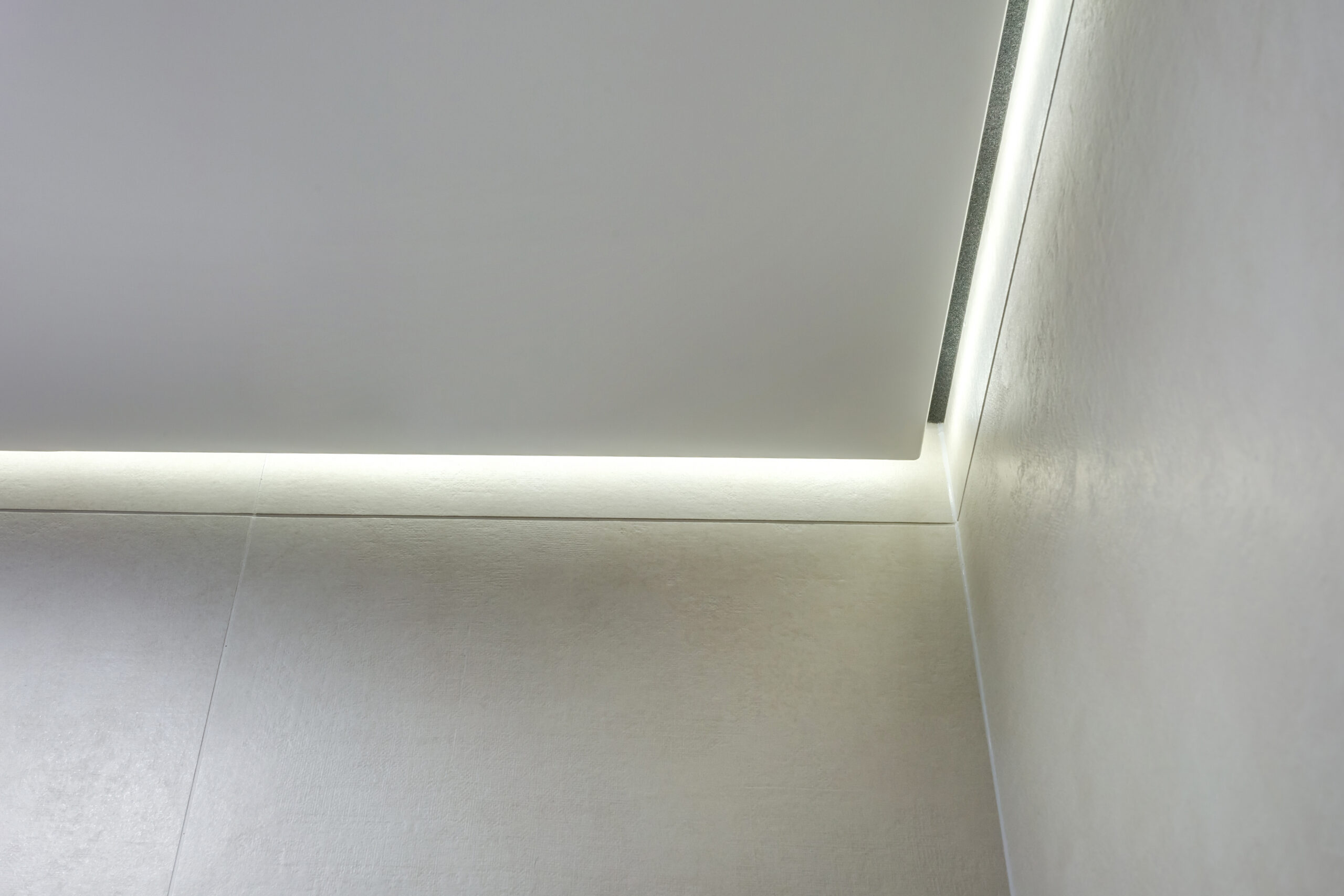 installation-plafond-tendu-a-froid-pose-rapide-sans-travaux-en-moselle-et-alsace